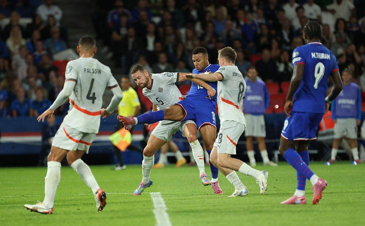 战术大师阿隆索巧解贝林厄姆定位难题，皇马中场重焕新生（阿隆索以战术妙招化解贝林厄姆位置困扰，皇马中场焕发新活力）