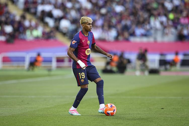 半场战报：斯洛伐克0-0北爱尔兰，双方破门乏术（半场快讯：斯洛伐克与北爱尔兰互交白卷，比分0-0）