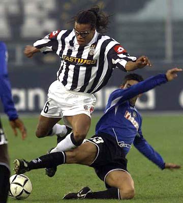 因右踝发炎，朗尼克取消了担任阿森纳vs拜仁解说嘉宾的计划（右踝发炎，朗尼克退出阿森纳战拜仁的解说工作）