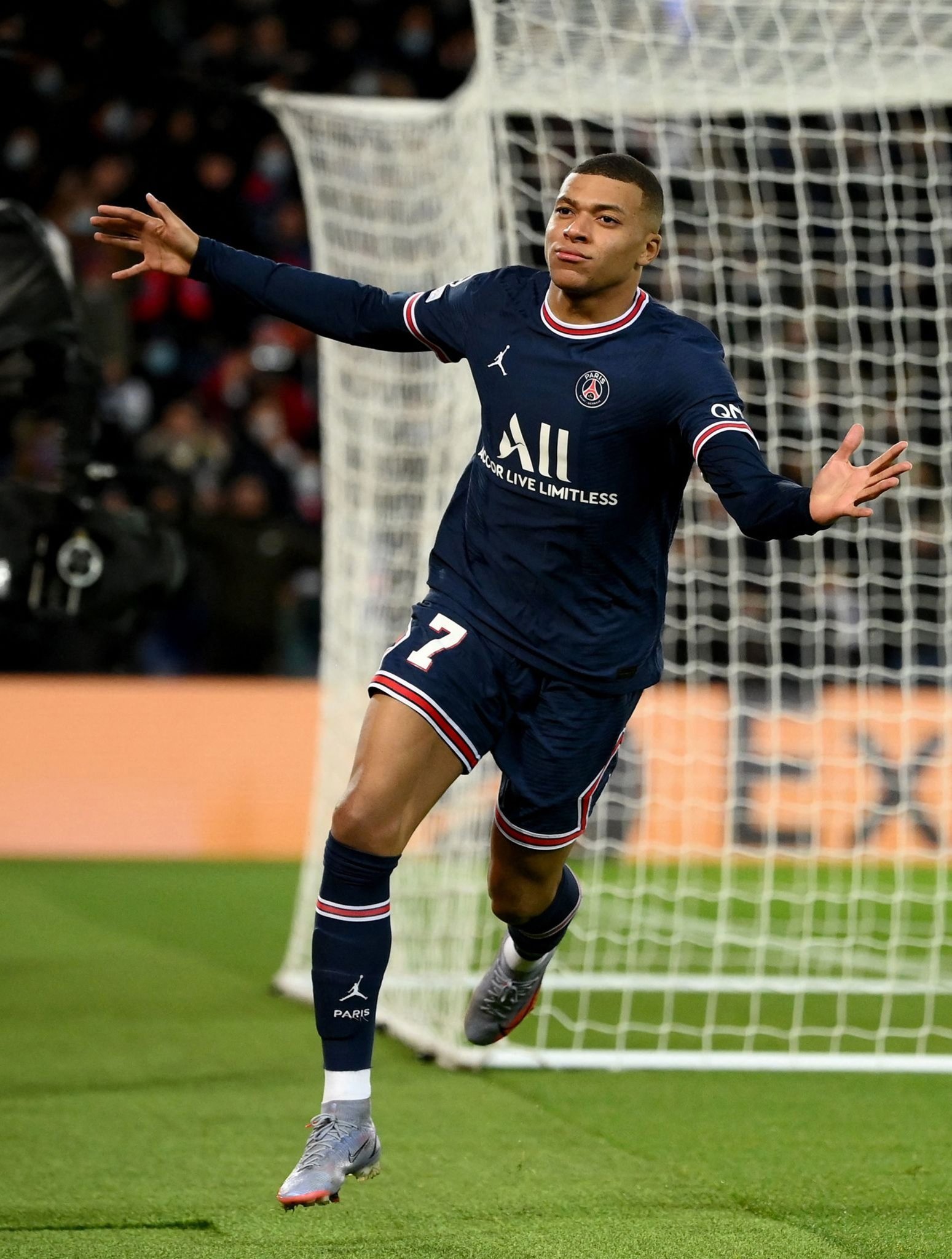 欧联杯：贝尔格莱德游击表现不理想，AEK拉纳卡占据晋级先机（欧联杯：贝尔格莱德游击状态欠佳，AEK拉纳卡掌握出线主动）