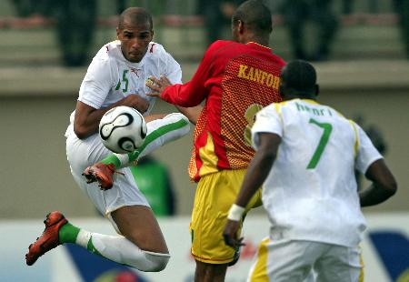 海港举办赛季总结会，王燊超乘直升机带冠军奖杯入场（海港赛季总结会：王燊超乘直升机捧杯亮相）