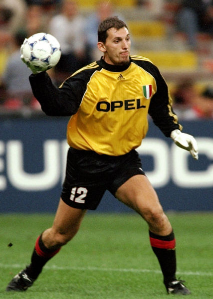 曾单赛季30球，紫百合名宿里加诺退役后重拾老本行当泥瓦匠（单季30球神射手到泥瓦匠：紫百合名宿里加诺退役后重返旧业）