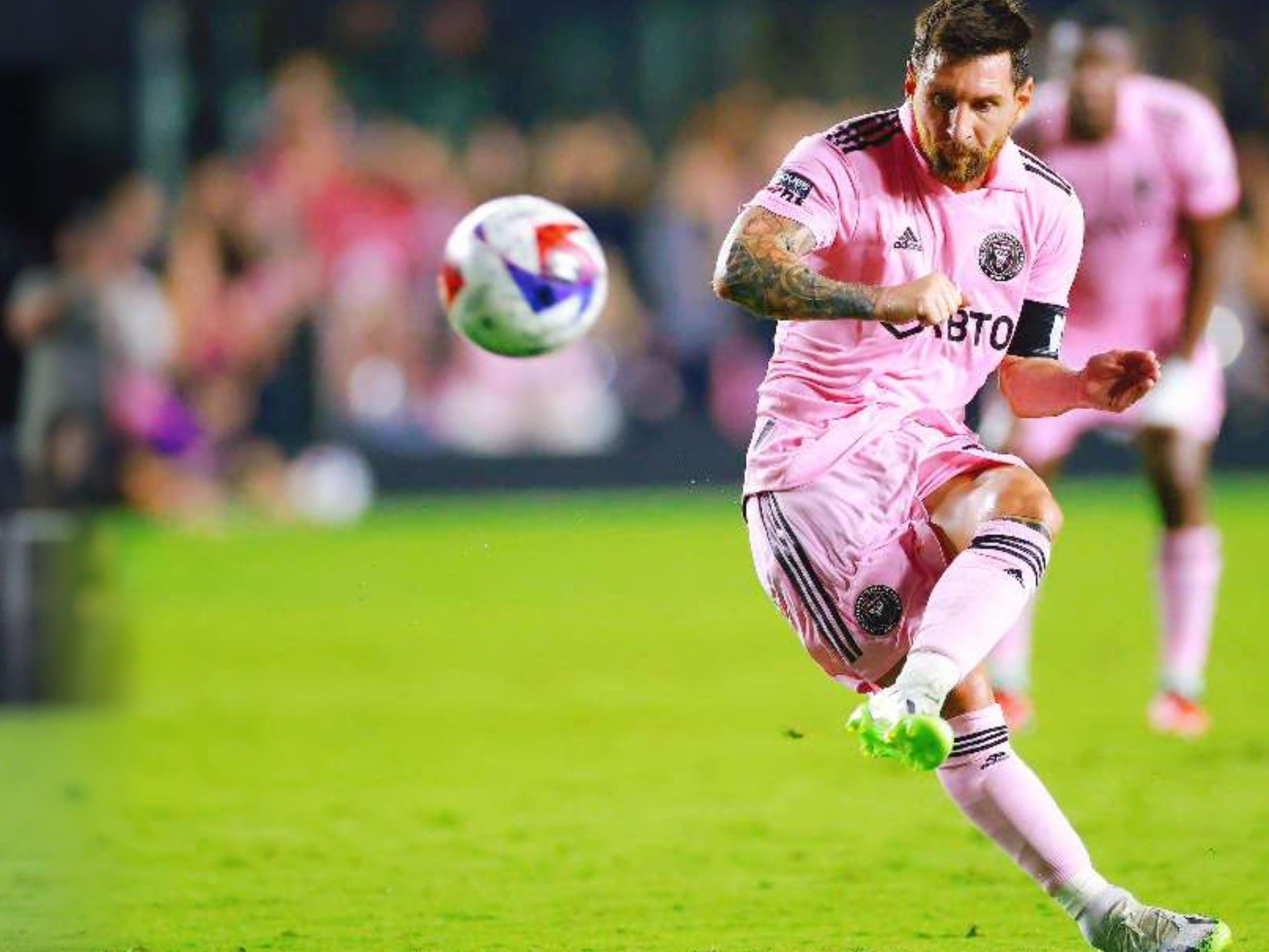 拜仁连续大胜状态恐怖（拜仁火力全开，连场横扫展现统治力）