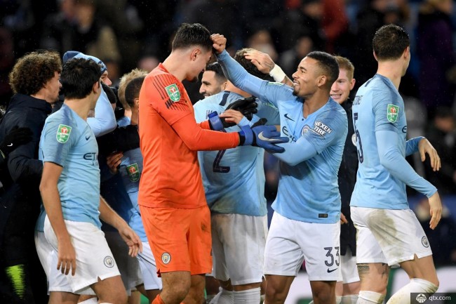 欧洲足坛疯狂周末诞生 豪门心系欧战冷门跌爆（欧洲足坛上演疯狂周末：豪门为欧战分心，冷门频出）